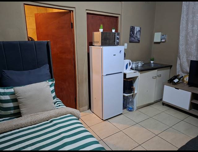 3 BEDROOM FREEHOLD FOR SALE IN LOMBARDY EAST